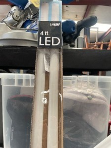 lot 34629 image: 2 - 2 FEIT Electric 4  pi LED T8 Replacement Lights. - 32 Watt.