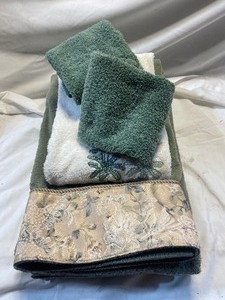 lot 34663 image: Lot of Misc Bathroom Towels.