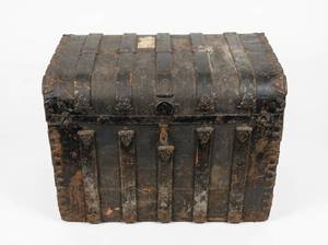 lot 3690 image: Antique Steamer Trunk w Brass Hardware