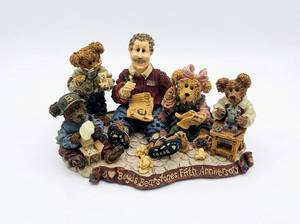 lot 3903 image: Boyds Bears & Friends Bearstone 5th Anniversary