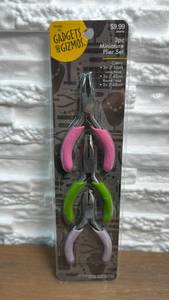 lot 18 image: Gadgets and Gizmos 3pc Miniature Plier Set (201780)