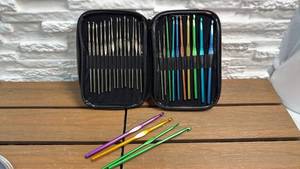 lot 71 image: Crochet Hook Set with Pink Carrying Case by Boye