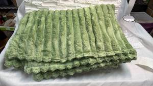 lot 94 image: 58 x 78 Polyester Throw (Green)