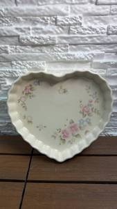 lot 157 image: Pfaltzgraff Heart-Shaped Dish in the Tea Rose Pattern