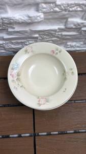 lot 158 image: Pfaltzgraff USA Soup Bowls in the Tea Rose Pattern - Lot of 4