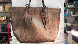lot 242 image: The Pioneer Woman Tote Bag - Damask Print