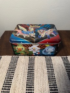 lot 246 image: Pokemon Lunch tin full of unsorted Pokemon cards