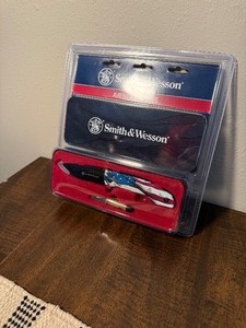 lot 251 image: Brand New - Smith and Wesson Knife Set - One with American flag on it and one that looks like a bullet