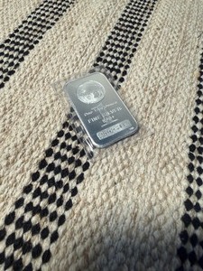 lot 253 image: 1 ounce Fine Silver Bar - in plastic