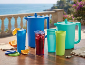 lot 114 image: Tupperware Heritage 2-Pitcher & 4-Tumbler with Lids Set 12 Pieces - Retail $30