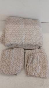 lot 10865 image: Avocado Organic Cotton Coverlet Set