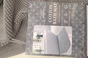 lot 10871 image: Cotton Bath Mat 24in x 36in