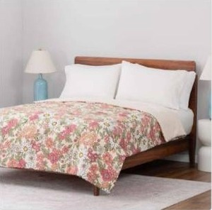 lot 10880 image: Berkshire Herringbone Microfiber Down Alternative Twin Blanket