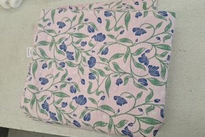 lot 10889 image: Simplified Floral Blanket