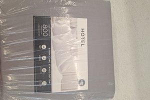 lot 10894 image: Hotel Signature Sateen 800 TC Cotton Sheet Set, Queen
