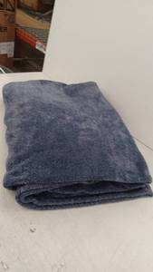 lot 10901 image: King Size Polyester Blanket,  Blue