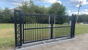 lot 84014 image: 15 ft Automatic Slat Swinging Gate��