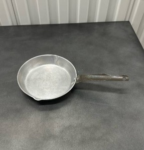 lot 1 image: Wear-Ever No. 307-S Aluminum Fry Pan 9 inch
