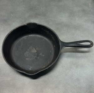lot 28 image: Wagner Ware Sidney Cast Iron Skillet Frying Pan with Handle