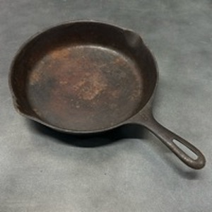 lot 29 image: 10.5 Inch cast iron Skillet - Vintage, sold in As Found condition.