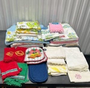 lot 30 image: Lot of Linens Towels Pillowcases Blankets Approximately 30 Pieces