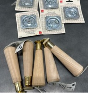 lot 33 image: Set of 5 - Waddell 2506 Table Leg  5-12 in H  Hardwood  Smooth Sanded with mounting plates