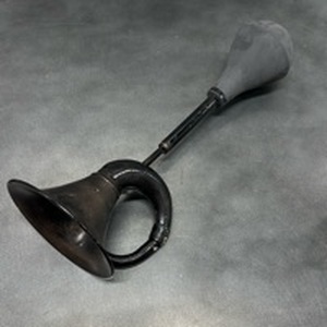 lot 35 image: Squeeze Bulb Horn with Flared Bell Approx 18 in Long Bell Approx 6 in Diameter