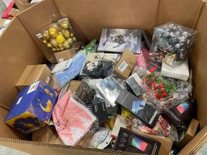 lot 34164 image: Gaylord Box of New Amazon Items - 2ft tall, 4ft across