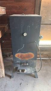 lot 302 image: Gas SmokerGrill