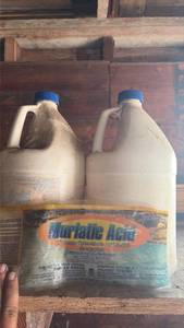 lot 313 image: 2.5 Gallons Muriatic Acid