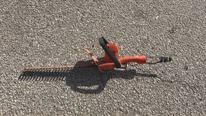 lot 334 image: Black & Decker 18 inch Cut Hedge Trimmer - Works