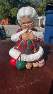 lot 344 image: Ceramic Figurine Grandma with White Hair Glasses Gold Trim