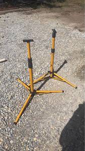 lot 347 image: Twin Head Work Light Stand Yellow Black 2-Light Adjustable