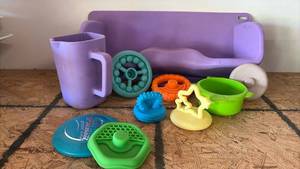 lot 52 image: Baby Toy Bath Toys and Suction Cup Shelf and Rinse Cup