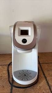 lot 64 image: Stylish White Keurig 2.0