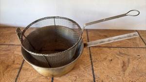 lot 89 image: FishChip Fryer Pot Approximately One Gallon Capacity
