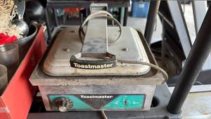 lot 144 image: Toastmaster Commercial Countertop Griddle Works, Needs Knob
