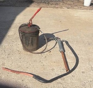 lot 7 image: Oil Can & Pump