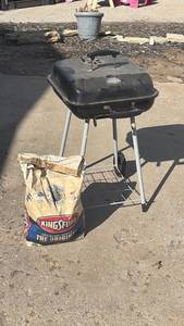 lot 10 image: Weber Grill Charcoal Barbecue Grill with Stand and Wheels - Good Shape, Used Lightly