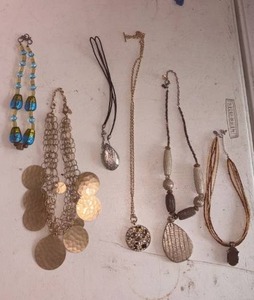 lot 30 image: Fashion Necklaces