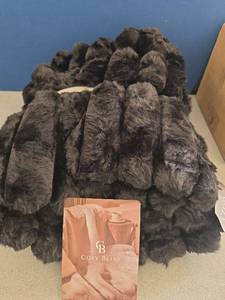 lot 216 image: Black Fuzzy Throw Blanket - Retail $0