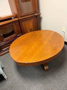 lot 800 image: Oval solid wood pedestal coffee table 18 x 53 x 45 in