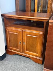 lot 810 image: Swivel top tv stand 32 x 32 x 18 in