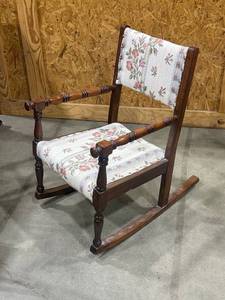 lot 816 image: Childs vintage rocker 24 x 16 x 23 seat width is 14 in