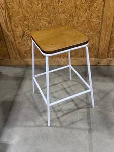 lot 819 image: Single barstool 24 x 14 x 14 in