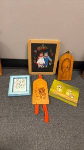 lot 922 image: Wall decor including Raggedy Ann and Andy
