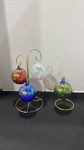 lot 1002 image: Hand-blown iridescent glass ornaments with gold toned metal stands