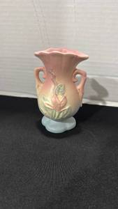 lot 1015 image: Vintage Hull pottery double-handled ceramic vase 5 inches tall