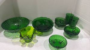lot 1020 image: Anchor Hocking forest green glass footed berry bubble-dot pattern and serving bowl, sandwich forest green tumblers and more