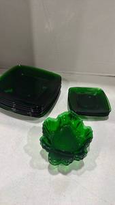 lot 1024 image: Vintage Anchor Hocking Charm Forest Green pattern plates and forest green leaf shaped bowls